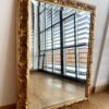 Dřevěné zrcadlo se zlatým rámem