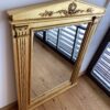 Staré dřevěné zrcadlo ve zlatém rámu