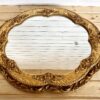 Staré zrcadlo v krásném dřevěném vyřezávaném rámu