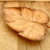 Starý dřevěný talíř ve tvaru listu