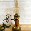Stará lampa z mosazi a dřeva ve stylu petrolejky