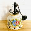 Stará romantická kovaná lampa s porcelánem