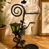 Stará kovaná lampa s nádobou na víno