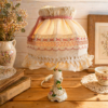 Stará lampa s porcelánem