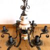 Starý těžký kovaný lustr s porcelánem